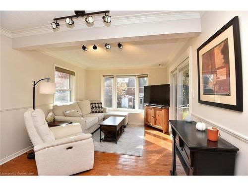 590 Queensdale Avenue E, Hamilton, ON - Indoor Photo Showing Living Room