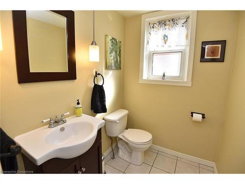 590 Queensdale Avenue E, Hamilton, ON - Indoor Photo Showing Bathroom