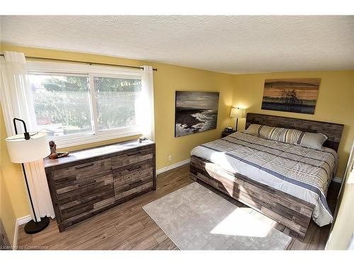 590 Queensdale Avenue E, Hamilton, ON - Indoor Photo Showing Bedroom