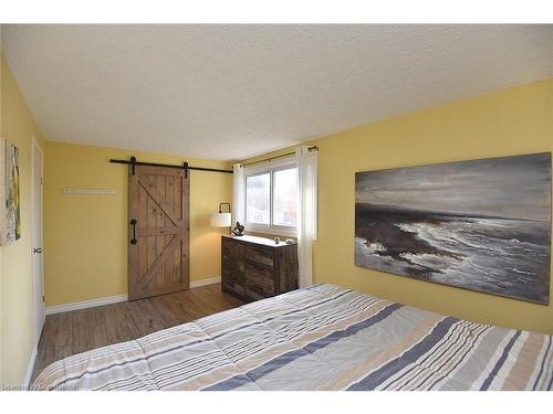 590 Queensdale Avenue E, Hamilton, ON - Indoor Photo Showing Bedroom