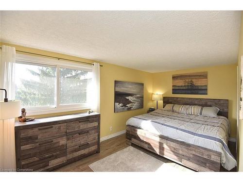 590 Queensdale Avenue E, Hamilton, ON - Indoor Photo Showing Bedroom