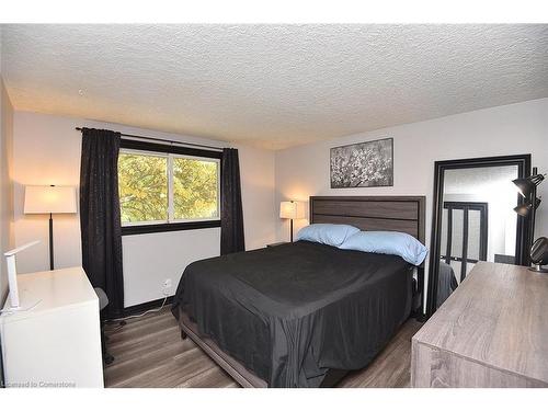 590 Queensdale Avenue E, Hamilton, ON - Indoor Photo Showing Bedroom