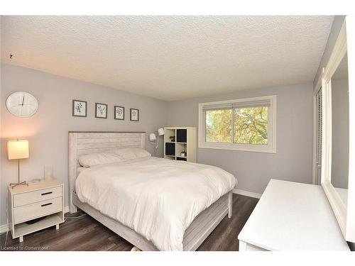 590 Queensdale Avenue E, Hamilton, ON - Indoor Photo Showing Bedroom