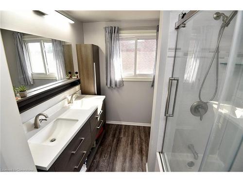 590 Queensdale Avenue E, Hamilton, ON - Indoor Photo Showing Bathroom