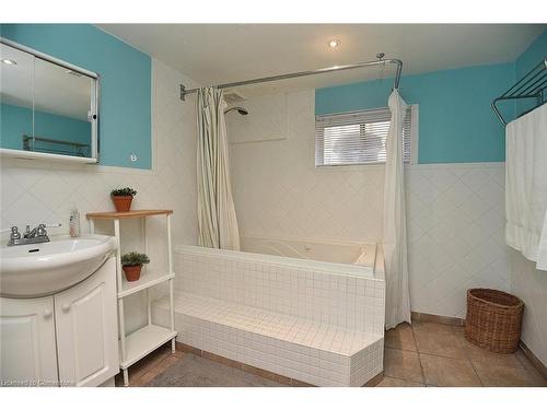 590 Queensdale Avenue E, Hamilton, ON - Indoor Photo Showing Bathroom