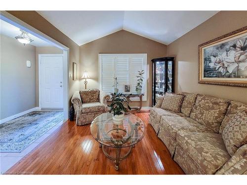 2 Hampshire Place, Stoney Creek, ON - Indoor Photo Showing Living Room