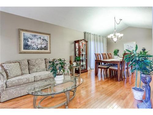 2 Hampshire Place, Stoney Creek, ON - Indoor Photo Showing Living Room