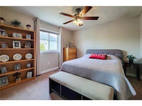 2 Hampshire Place, Stoney Creek, ON - Indoor Photo Showing Bedroom