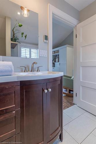 26 Morden Street, Hamilton, ON - Indoor Photo Showing Bathroom