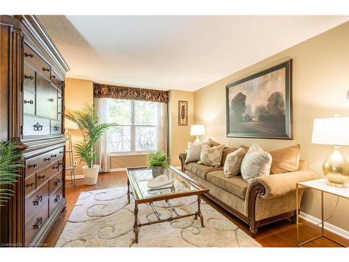 93 Turnbull Road, Dundas, ON - Indoor Photo Showing Living Room