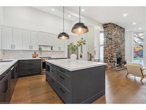 5394 Bird Cage Walk, Burlington, ON - Indoor Photo Showing Kitchen With Upgraded Kitchen