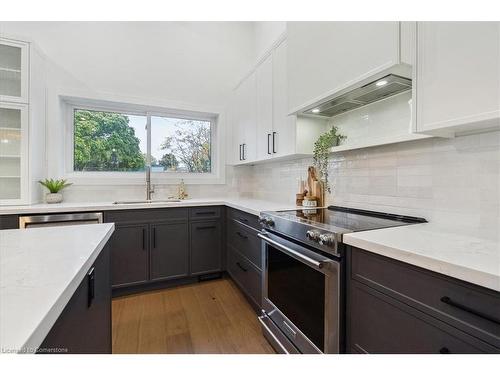 5394 Bird Cage Walk, Burlington, ON - Indoor Photo Showing Kitchen With Upgraded Kitchen