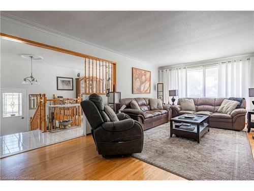 5347 Elm Street, Niagara Falls, ON - Indoor Photo Showing Living Room