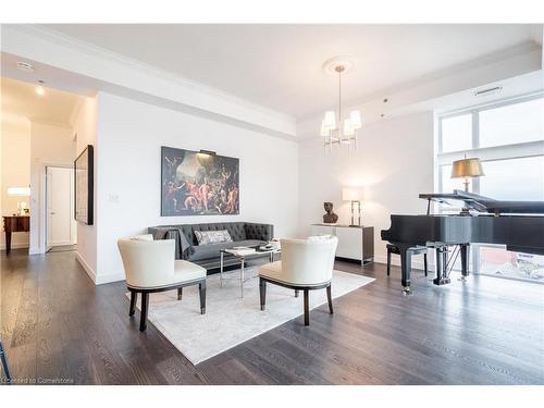 806-90 Charlton Avenue W, Hamilton, ON - Indoor Photo Showing Living Room