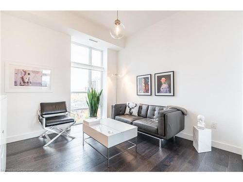 806-90 Charlton Avenue W, Hamilton, ON - Indoor Photo Showing Living Room