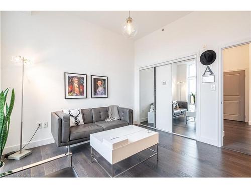 806-90 Charlton Avenue W, Hamilton, ON - Indoor Photo Showing Living Room