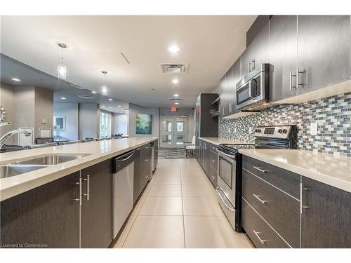 806-90 Charlton Avenue W, Hamilton, ON - Indoor Photo Showing Kitchen With Double Sink With Upgraded Kitchen