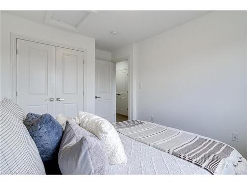 173 Westbank Trail, Stoney Creek, ON - Indoor Photo Showing Bedroom