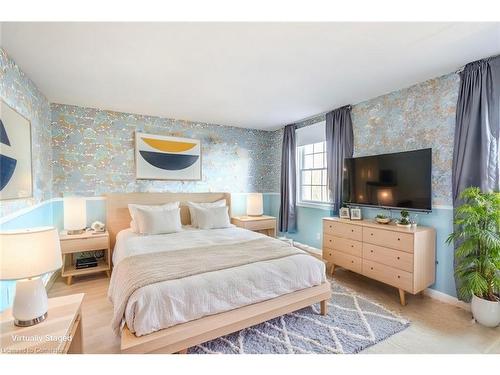 2486 Snowhill Court, Burlington, ON - Indoor Photo Showing Bedroom