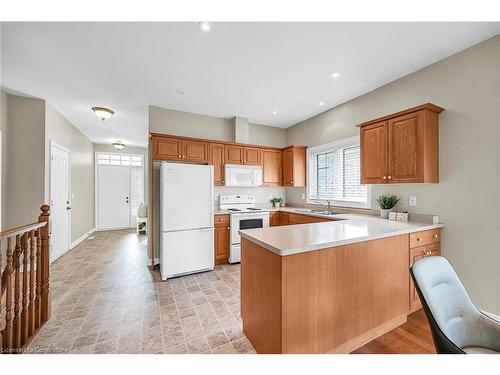 17-1041 Pine Street, Dunnville, ON - Indoor Photo Showing Kitchen