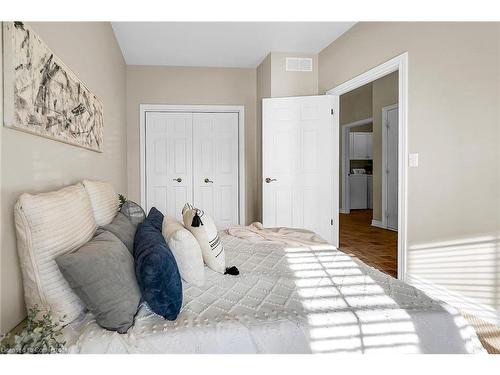 17-1041 Pine Street, Dunnville, ON - Indoor Photo Showing Bedroom