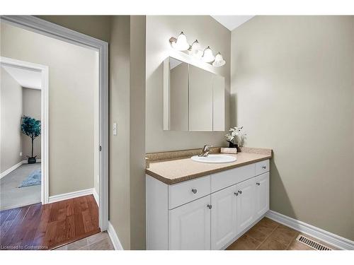 17-1041 Pine Street, Dunnville, ON - Indoor Photo Showing Bathroom