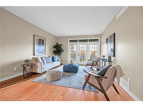 17-1041 Pine Street, Dunnville, ON - Indoor Photo Showing Living Room