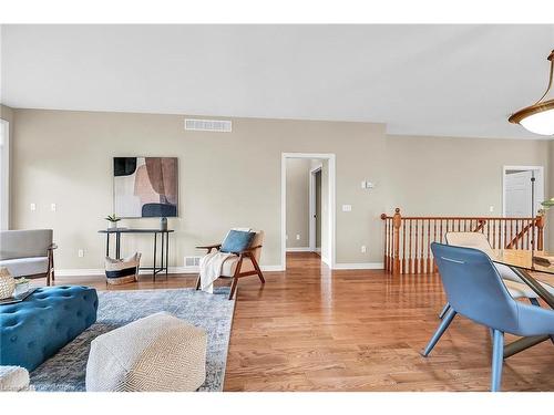 17-1041 Pine Street, Dunnville, ON - Indoor Photo Showing Living Room