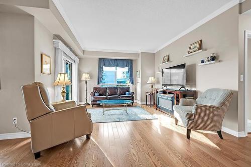 601-3000 Creekside Drive, Dundas, ON - Indoor Photo Showing Living Room