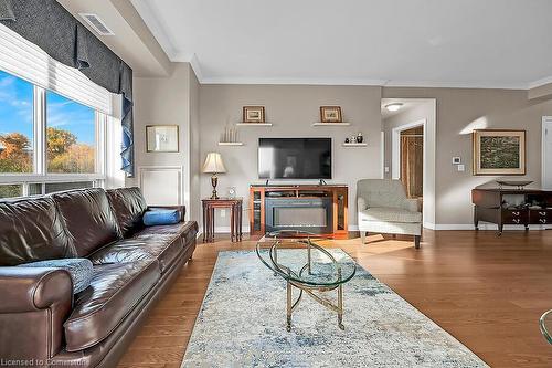 601-3000 Creekside Drive, Dundas, ON - Indoor Photo Showing Living Room