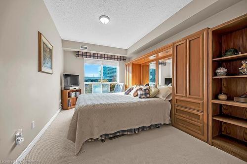 601-3000 Creekside Drive, Dundas, ON - Indoor Photo Showing Bedroom