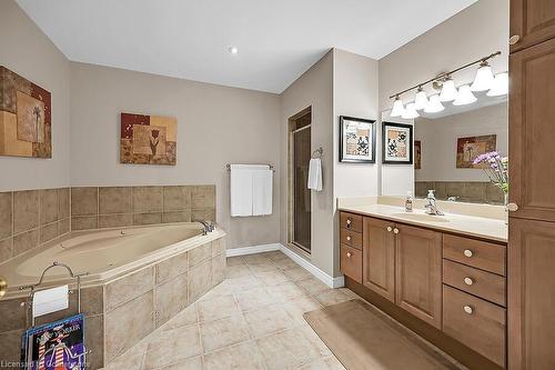 601-3000 Creekside Drive, Dundas, ON - Indoor Photo Showing Bathroom