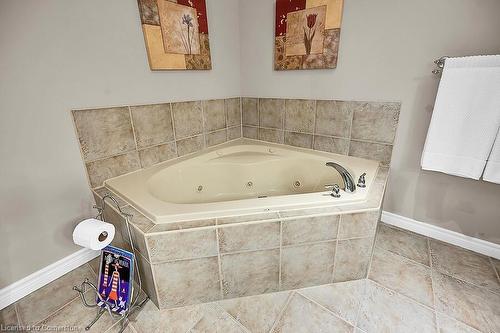 601-3000 Creekside Drive, Dundas, ON - Indoor Photo Showing Bathroom