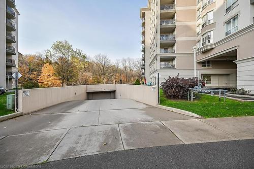 601-3000 Creekside Drive, Dundas, ON - Outdoor With Balcony