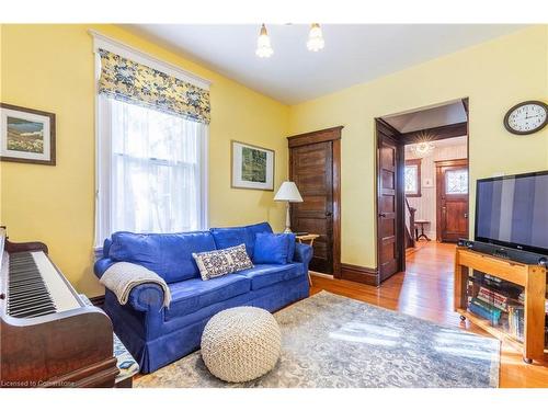 77 Mountain Avenue, Hamilton, ON - Indoor Photo Showing Living Room