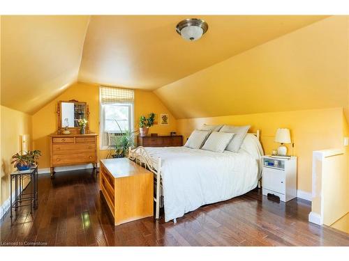 77 Mountain Avenue, Hamilton, ON - Indoor Photo Showing Bedroom