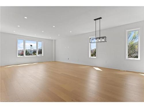 34 Hampshire Place, Stoney Creek, ON - Indoor Photo Showing Living Room