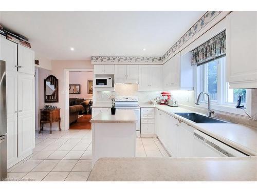 88 Cabriolet Crescent, Ancaster, ON - Indoor Photo Showing Kitchen