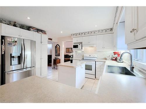 88 Cabriolet Crescent, Ancaster, ON - Indoor Photo Showing Kitchen