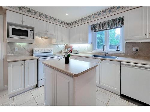 88 Cabriolet Crescent, Ancaster, ON - Indoor Photo Showing Kitchen