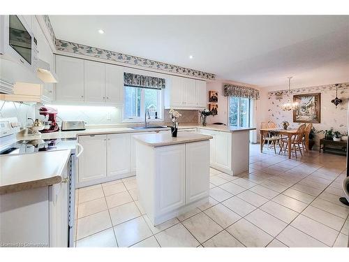 88 Cabriolet Crescent, Ancaster, ON - Indoor Photo Showing Kitchen