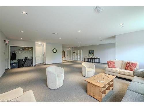 216-33 Whitmer Street, Milton, ON - Indoor Photo Showing Living Room