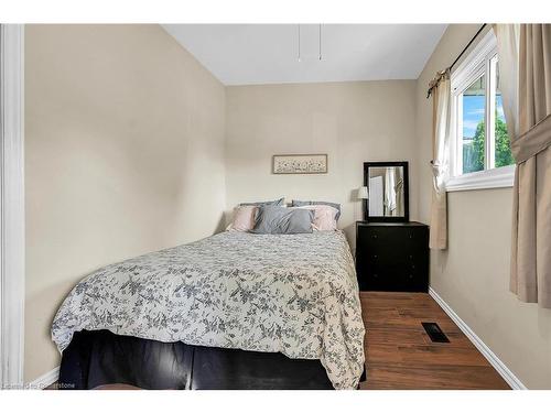 74 East 18Th Street, Hamilton, ON - Indoor Photo Showing Bedroom