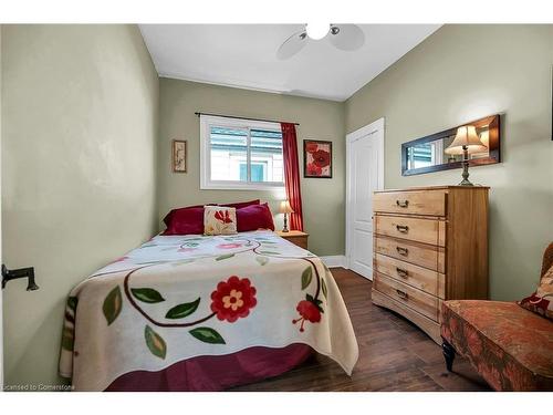 74 East 18Th Street, Hamilton, ON - Indoor Photo Showing Bedroom