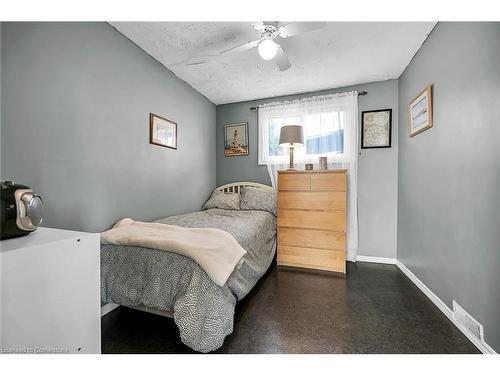 74 East 18Th Street, Hamilton, ON - Indoor Photo Showing Bedroom