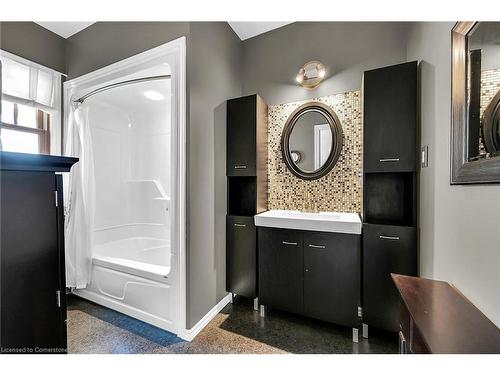 74 East 18Th Street, Hamilton, ON - Indoor Photo Showing Bathroom