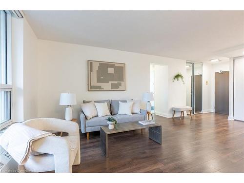 212-45 Southport Street, Toronto, ON - Indoor Photo Showing Living Room