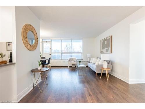 212-45 Southport Street, Toronto, ON - Indoor Photo Showing Living Room