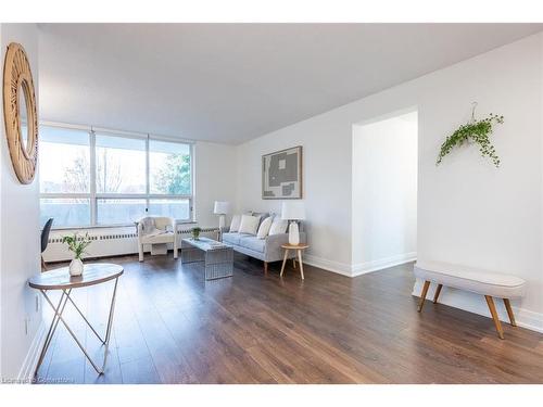 212-45 Southport Street, Toronto, ON - Indoor Photo Showing Living Room