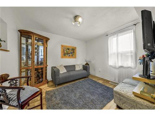 19 Railway Street, Hamilton, ON - Indoor Photo Showing Living Room